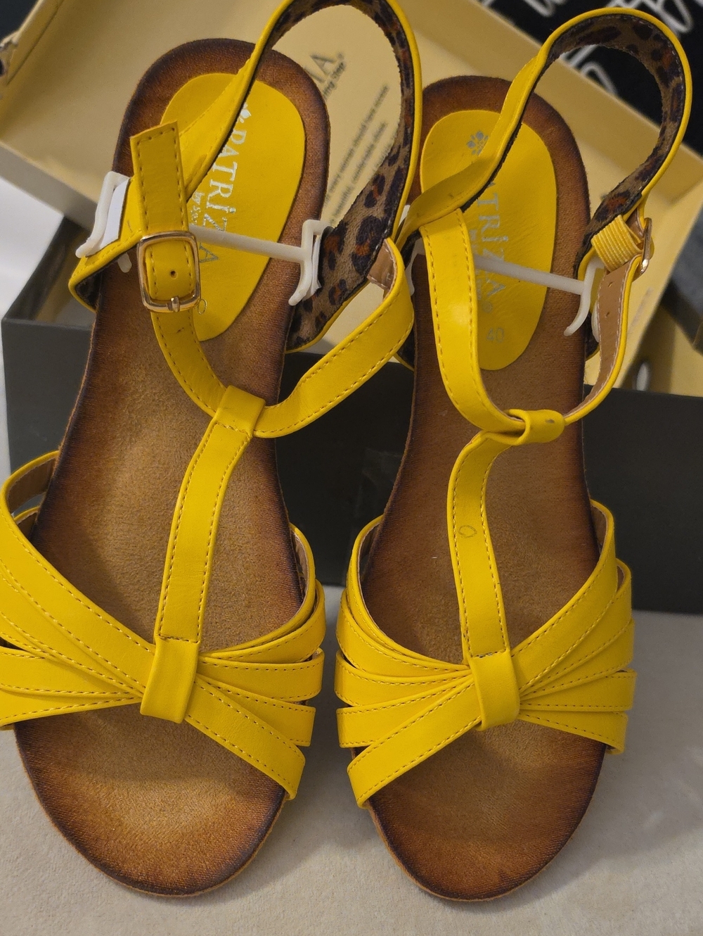 PATRIZIA BY SPRING STEP Yellow T-Strap Women’s Sandals SZ 40 (9) NIB.  B#2